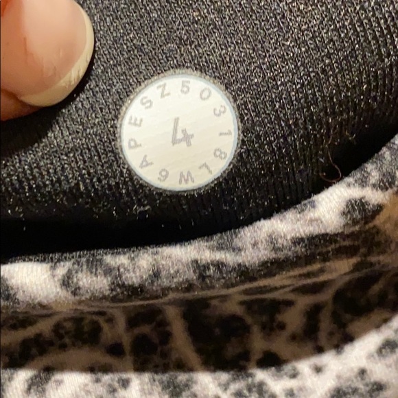 FABULOUS...Lululemon Sweat & Repeat Crop - Picture 10 of 10